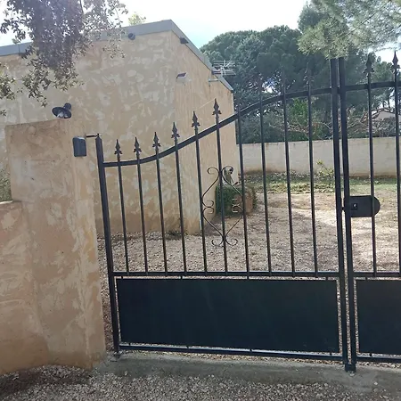 Petite Maison Sur Terrain Arbore Collias