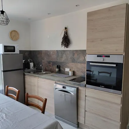 Petite Maison Sur Terrain Arbore Collias