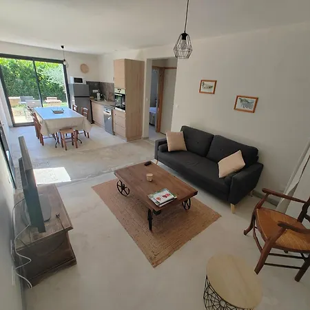 Petite Maison Sur Terrain Arbore بيت للعطل Collias